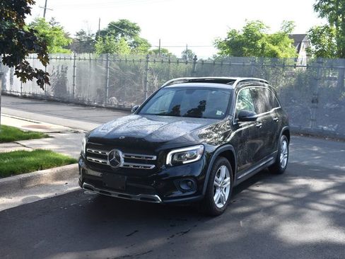 Used 2021 Mercedes-Benz GLB 250 4MATIC w/ Premium Package image 2