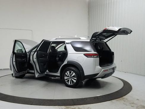 Used 2025 Nissan Pathfinder SL AWD/4WD image 13