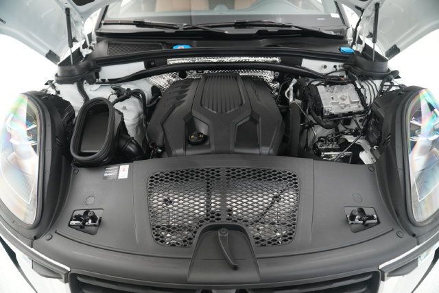 Certified 2026 Porsche Macan AWD/4WD image 5