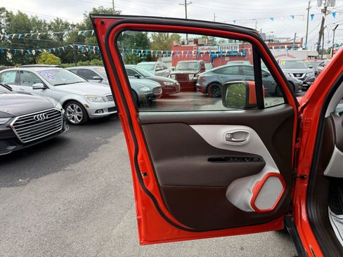 Used 2017 Jeep Renegade Latitude w/ Cold Weather Group image 18