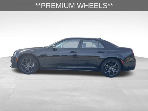 Used 2022 Chrysler 300 Touring L image 9