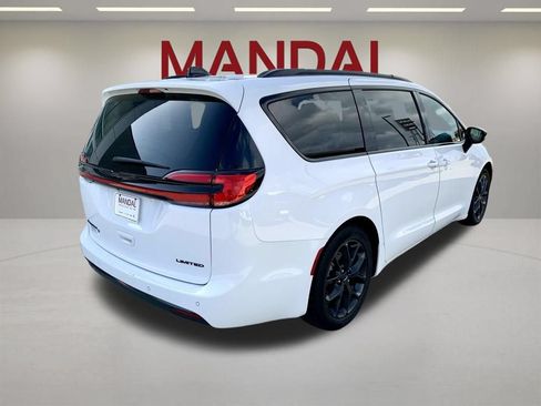 Used 2025 Chrysler Pacifica Limited FWD image 5
