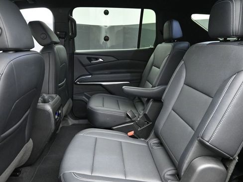 Used 2025 Chevrolet Traverse LT image 11