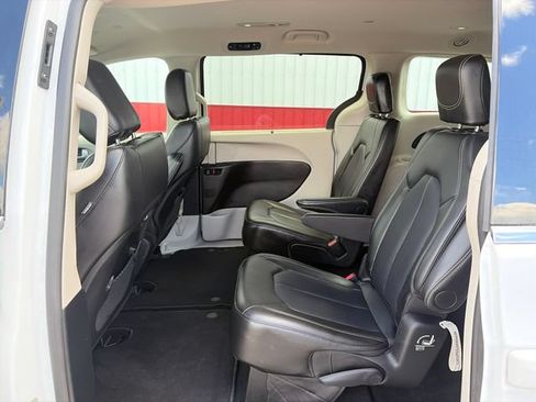 Used 2024 Chrysler Pacifica Touring-L FWD image 39