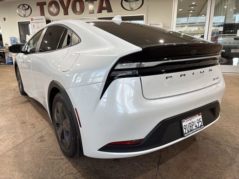 Certified 2025 Toyota Prius Plug-In Hybrid image 8
