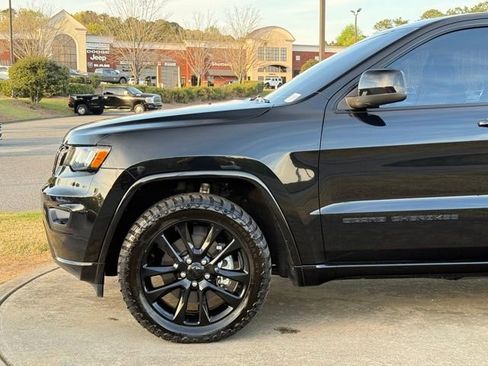 Used 2021 Jeep Grand Cherokee Laredo X image 12