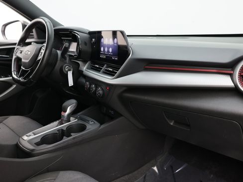 Used 2024 Chevrolet Trax RS FWD image 41