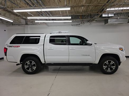 Used 2018 Toyota Tacoma TRD Sport w/ Technology Package AWD/4WD image 6