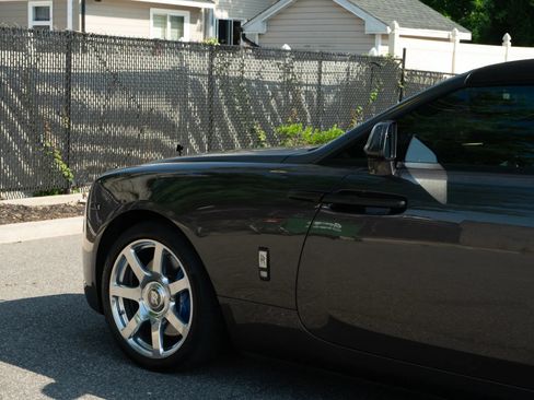 Used 2017 Rolls-Royce Dawn RWD image 32