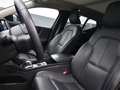 Used 2024 Volvo XC40 B5 Plus w/ Climate Package image 9