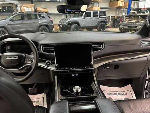 Used 2024 Jeep Wagoneer Series II w/ Flexible Seating Group AWD/4WD image 28