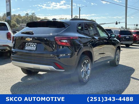 Used 2025 Chevrolet Trax LT w/ LT Convenience Package image 5
