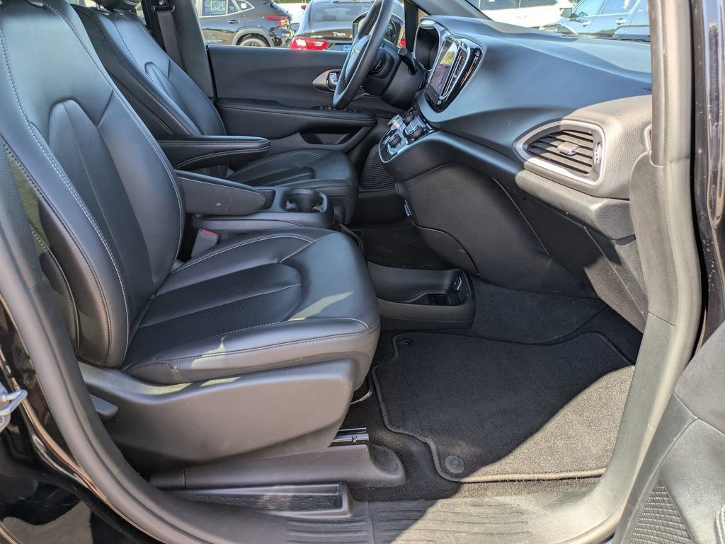 Used 2025 Chrysler Pacifica Select FWD image 26