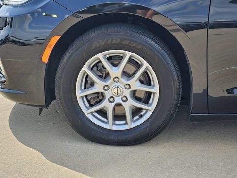 Used 2024 Chrysler Pacifica Touring FWD image 12