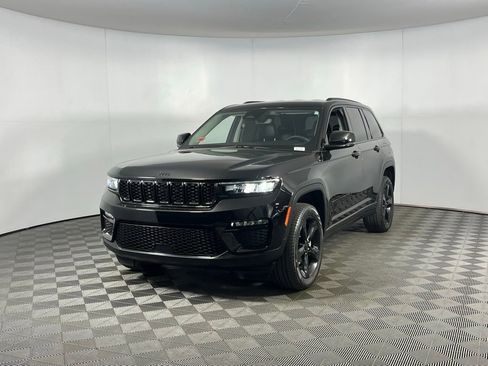 Used 2023 Jeep Grand Cherokee Limited w/ Black Appearance Package image 4