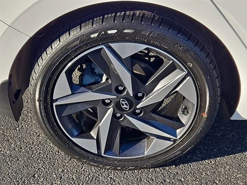 Used 2023 Hyundai Elantra SEL w/ Convenience Package image 7