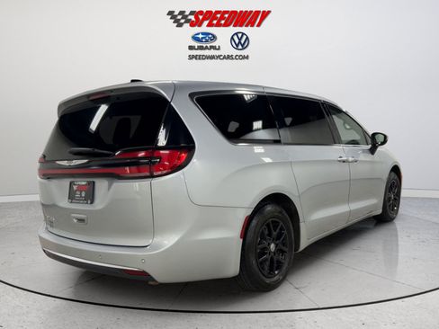 Used 2023 Chrysler Pacifica Touring-L FWD image 6