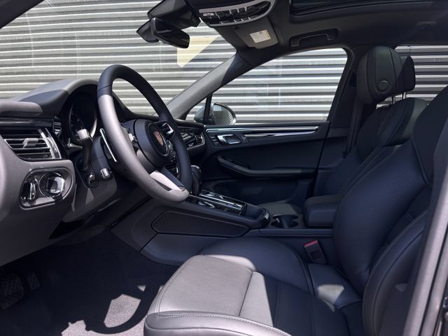 Certified 2026 Porsche Macan AWD/4WD image 4