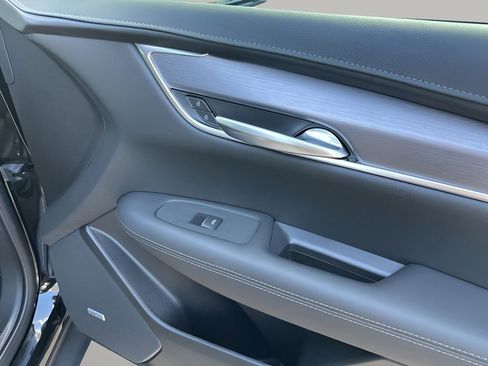 New 2025 Cadillac XT5 Luxury image 12