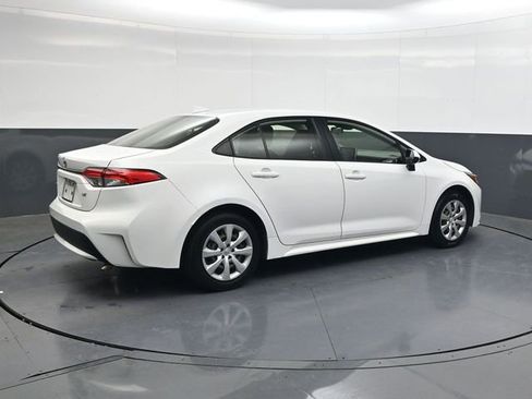 Used 2021 Toyota Corolla LE image 4