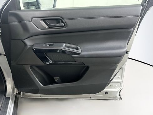 Used 2025 Nissan Pathfinder SV image 33