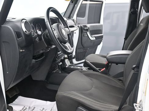 Used 2017 Jeep Wrangler Unlimited Sahara w/ Max Tow Package AWD/4WD image 17