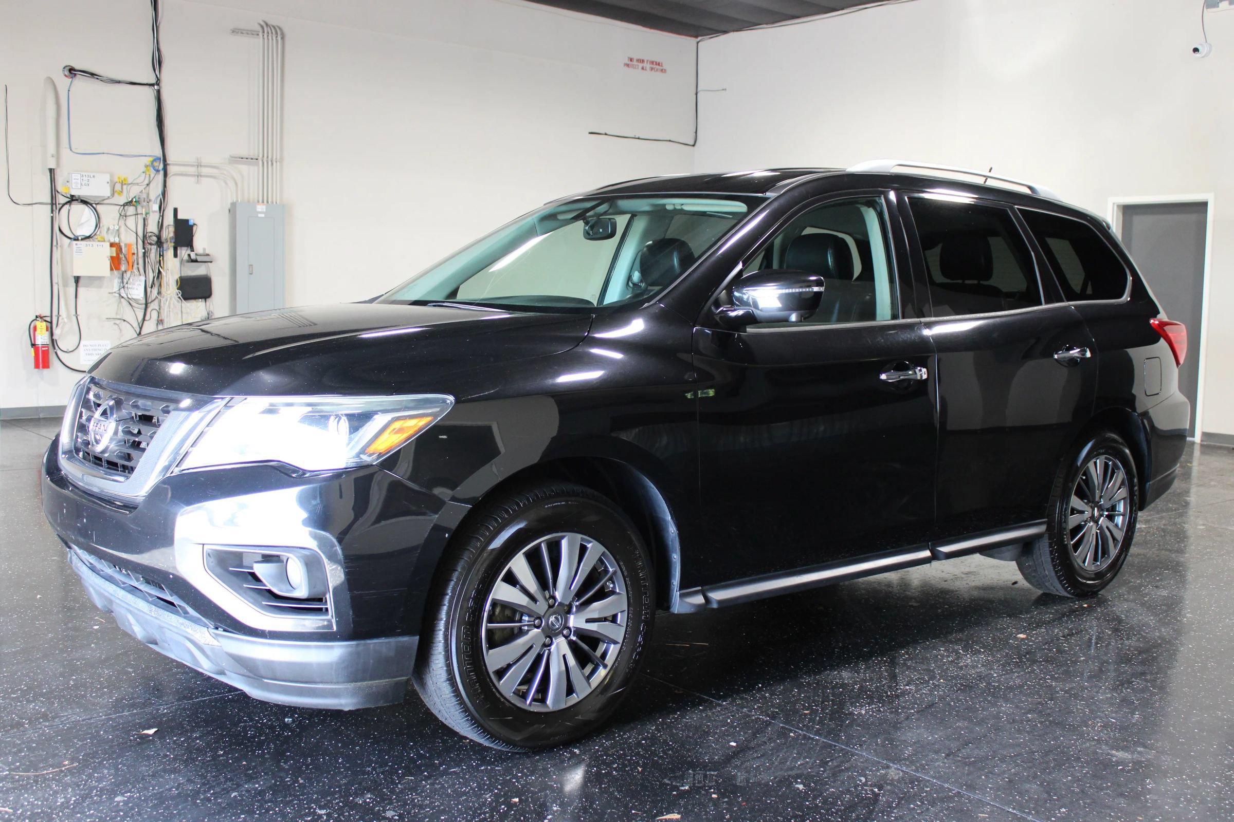 Used 2018 Nissan Pathfinder SL w/ Cargo Package FWD image 7