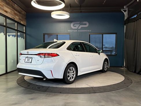 Used 2021 Toyota Corolla LE image 3
