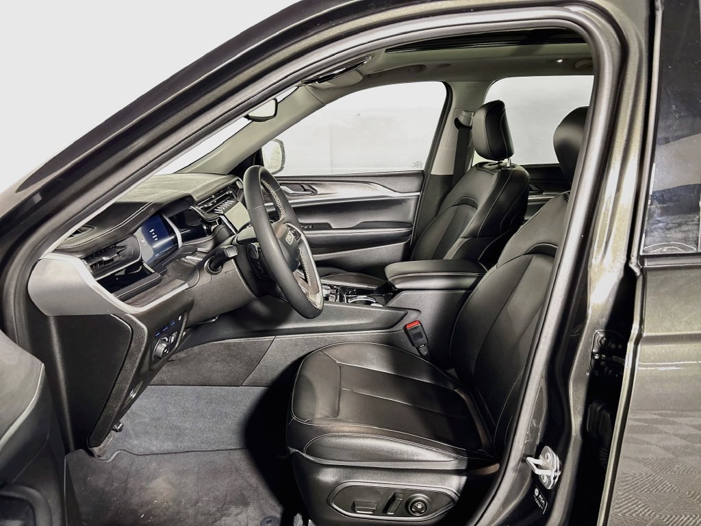 Used 2023 Jeep Grand Cherokee 4WD 4xe image 12