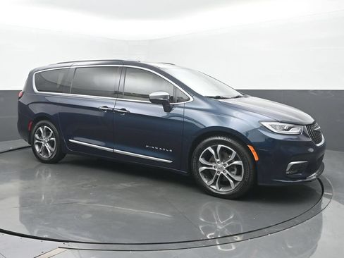 Used 2022 Chrysler Pacifica Pinnacle FWD image 7