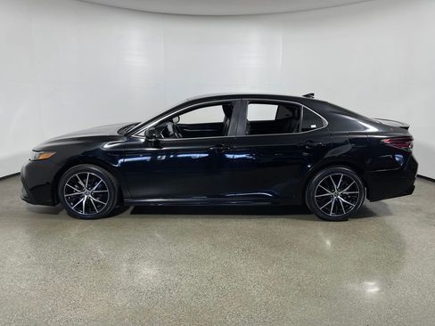 Certified 2022 Toyota Camry SE w/ Convenience Package image 6