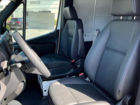 Used 2025 Mercedes-Benz Sprinter 2500 image 15