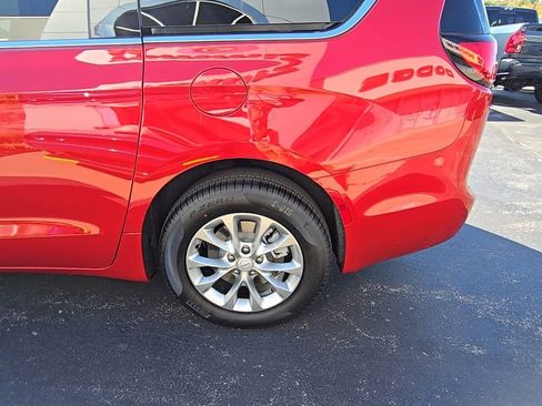 New 2026 Chrysler Pacifica Select image 12