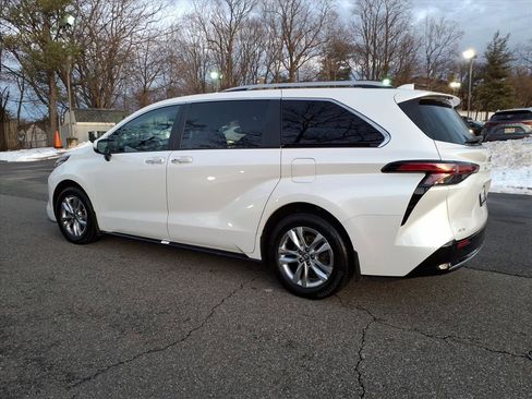 Used 2022 Toyota Sienna Limited image 4