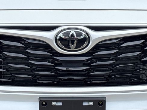 Used 2022 Toyota Highlander XLE AWD/4WD image 15