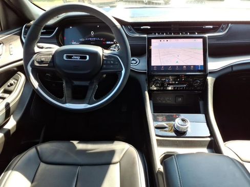 Used 2025 Jeep Grand Cherokee Limited w/ Luxury Tech Group II AWD/4WD image 13