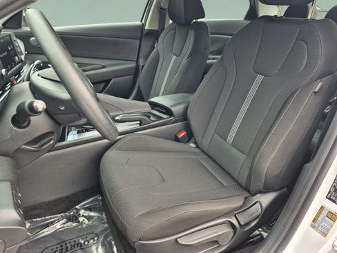 Used 2025 Hyundai Elantra SE FWD image 18