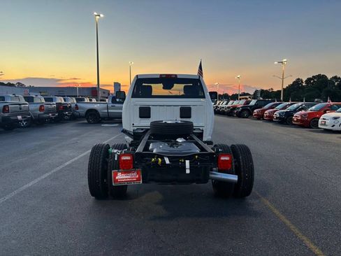 New 2024 RAM 5500 Tradesman w/ Safety Group AWD/4WD image 4