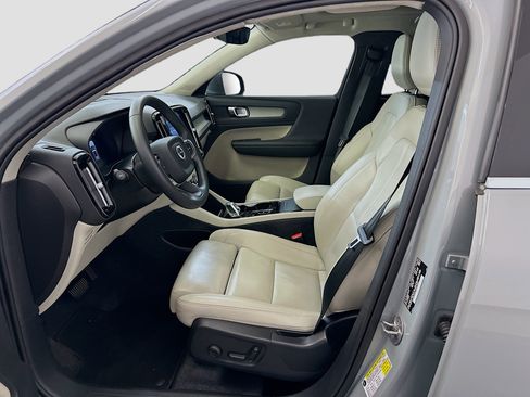 Used 2024 Volvo XC40 B5 Plus image 13