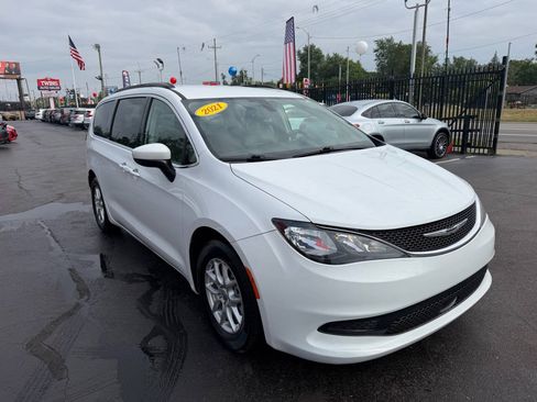 Used 2021 Chrysler Voyager Lxi FWD image 3