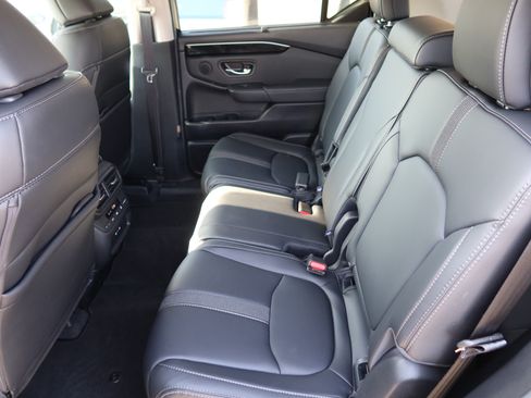 Used 2025 Honda Pilot Touring image 17
