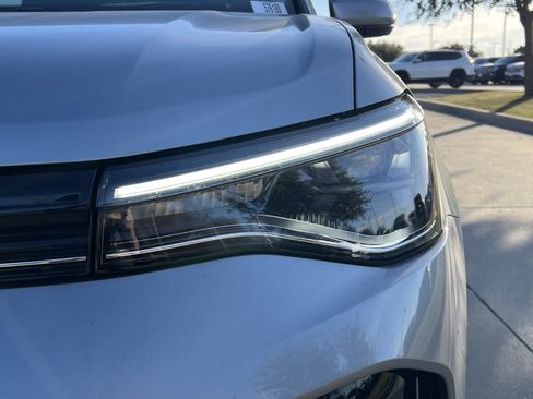 Certified 2025 Volkswagen Taos SE w/ Panoramic Sunroof Package image 6