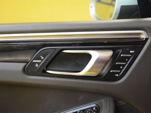 Used 2018 Porsche Macan image 12