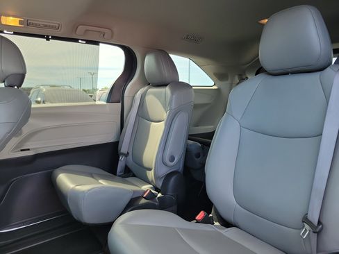 Used 2022 Toyota Sienna XLE image 12