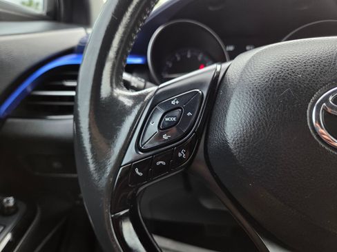 Used 2022 Toyota C-HR XLE FWD image 42