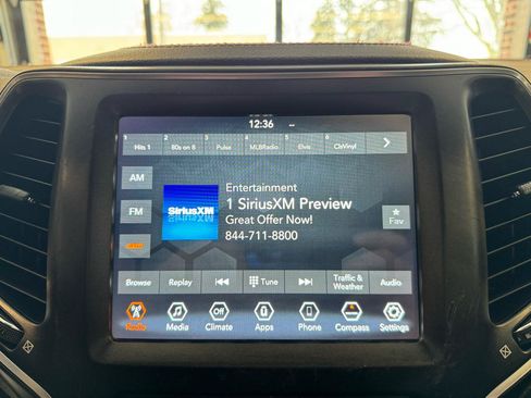 Used 2020 Jeep Cherokee Trailhawk w/ Comfort/Convenience Group AWD/4WD image 16