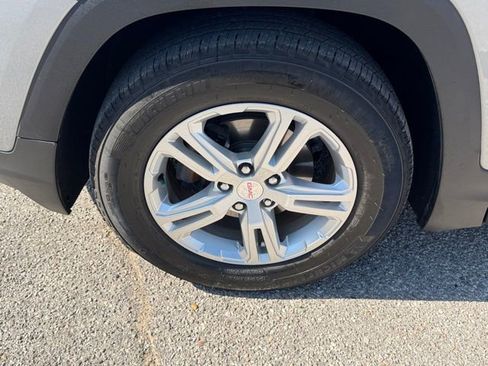 Used 2024 GMC Terrain SLE w/ Driver Convenience Package image 8