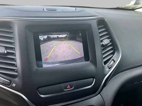 Used 2019 Jeep Cherokee Latitude Plus w/ Comfort/Convenience Group FWD image 26