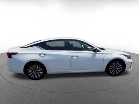Used 2025 Nissan Altima 2.5 SV FWD image 13