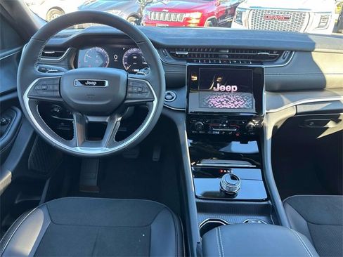 New 2025 Jeep Grand Cherokee Altitude image 7